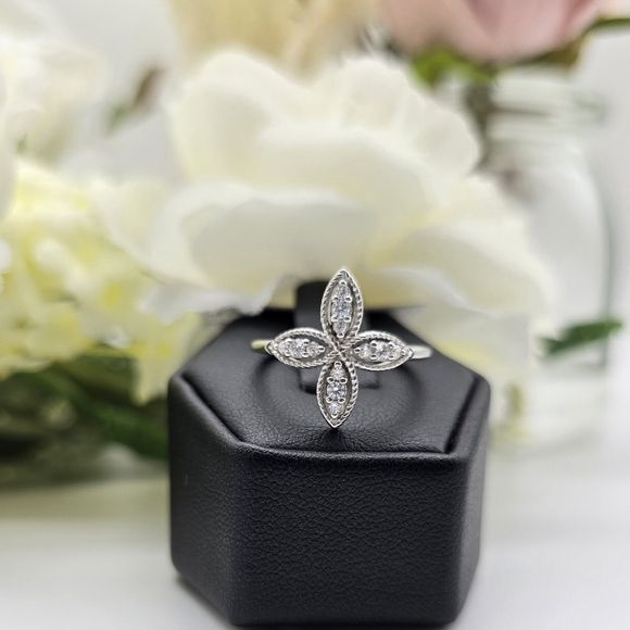 ♥️ LAVISH PETALS RING - Picture 7 of 7